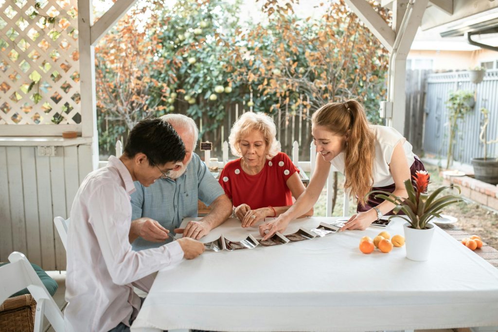 Eine glückliche Familie saß um einen Tisch versammelt und tauschte Erinnerungen aus, während sie Fotos ansah.