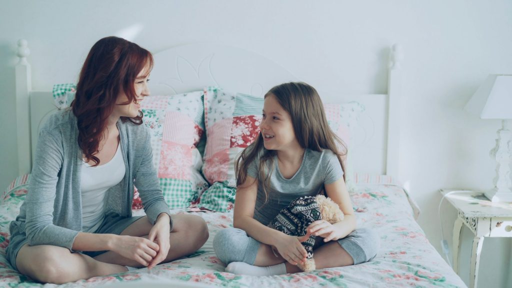 Mutter und Tochter unterhalten sich.