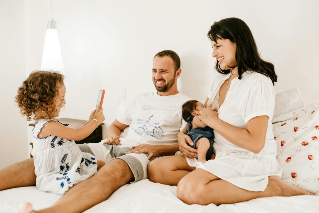 Mann in weißem Rundhals-T-Shirt sitzt neben Frau in weißem Rundhals-T-Shirt