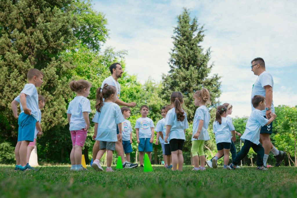 eine Gruppe junger Kinder, die nebeneinander stehen